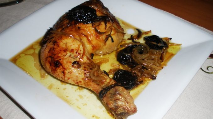 Pollo con ciruelas