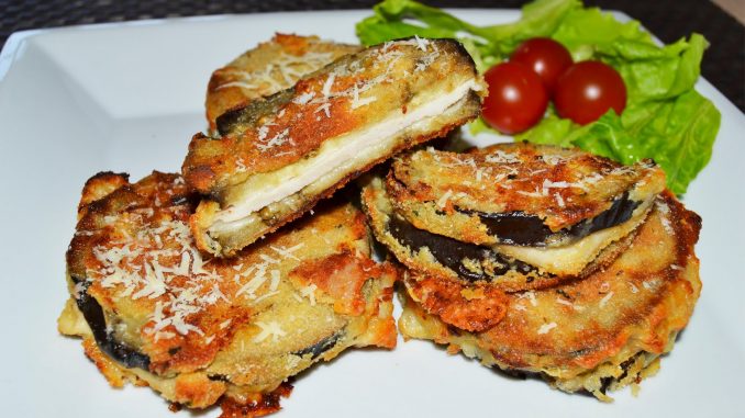 Sandwich de berenjena con pollo y queso