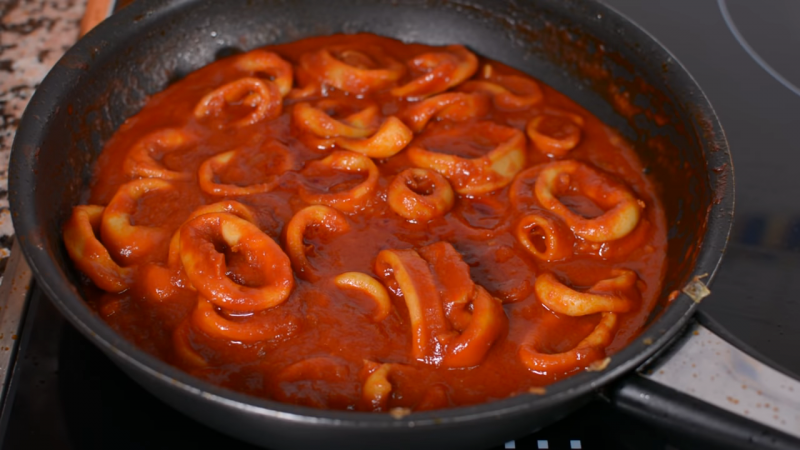 CALAMARES EN SALSA AMERICANA