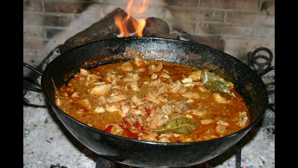 Guiso de carne o pescado cocinado a fuego lento
