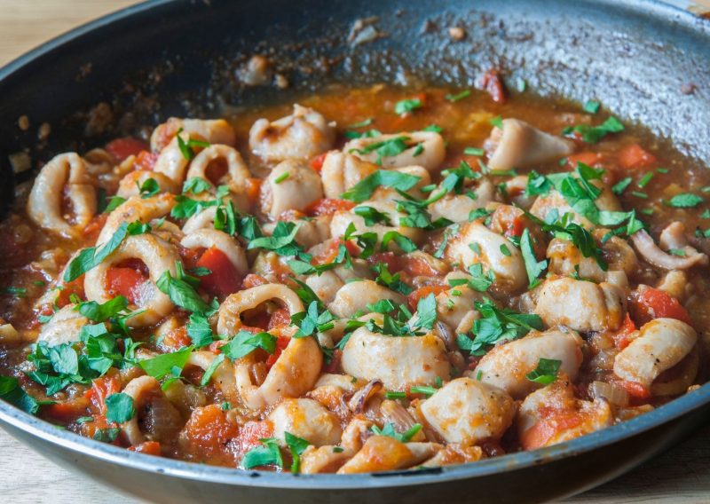 Cazuela de calamares con papas al natural