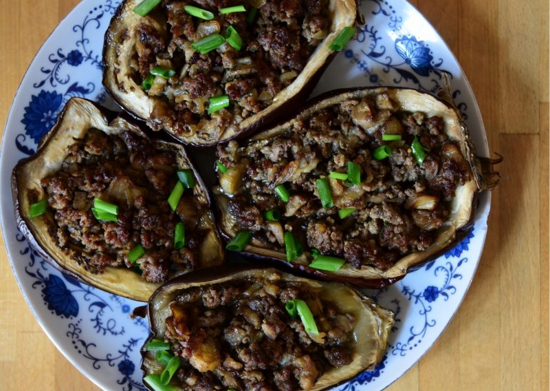 Para una mesa Navideña tajadas de berenjenas rellenas de carne