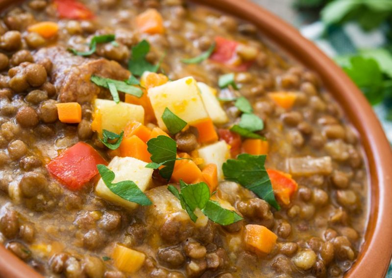 Guiso o potaje de garbanzos con chorizo y papa