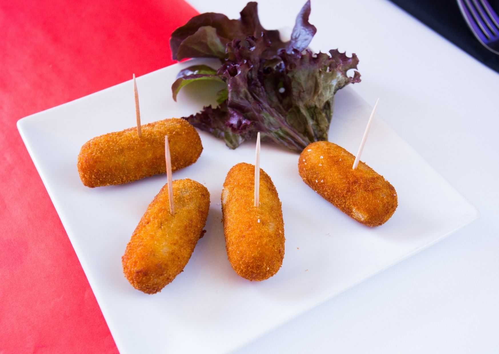 Croquetas de papa rellenas con frankfurters (panchos)