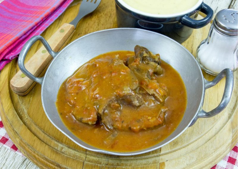 Lengua con salsa de tomate o pomarola