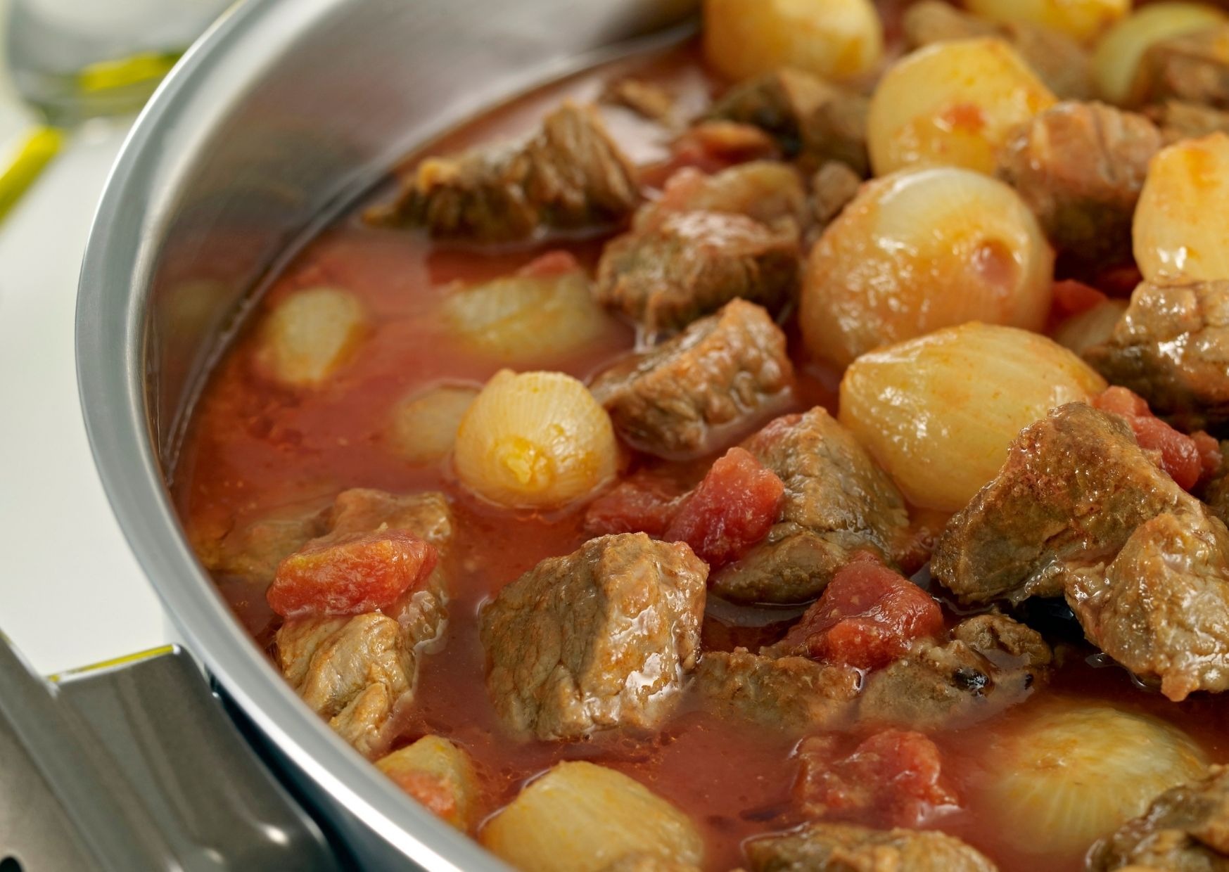 Cazuela de carne vacuna con salsa de almendras y papas al natural