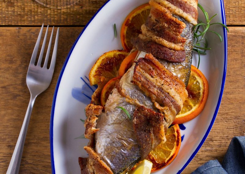 Lomos de pescado con panceta (bacon) y jamón