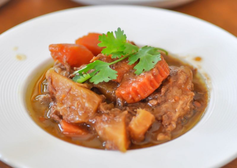 Cazuela de cerdo, con verduras diferentes alternadas.