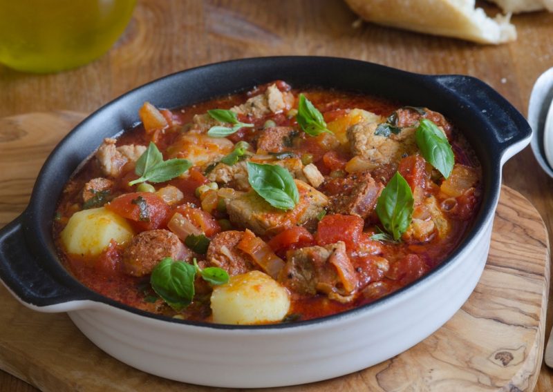 Cazuela de carne vacuna con arvejas con panceta y chorizo