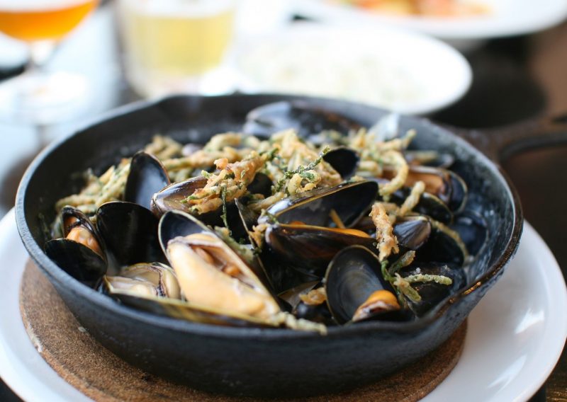 Cazuela de mejillones con salsa de tomate