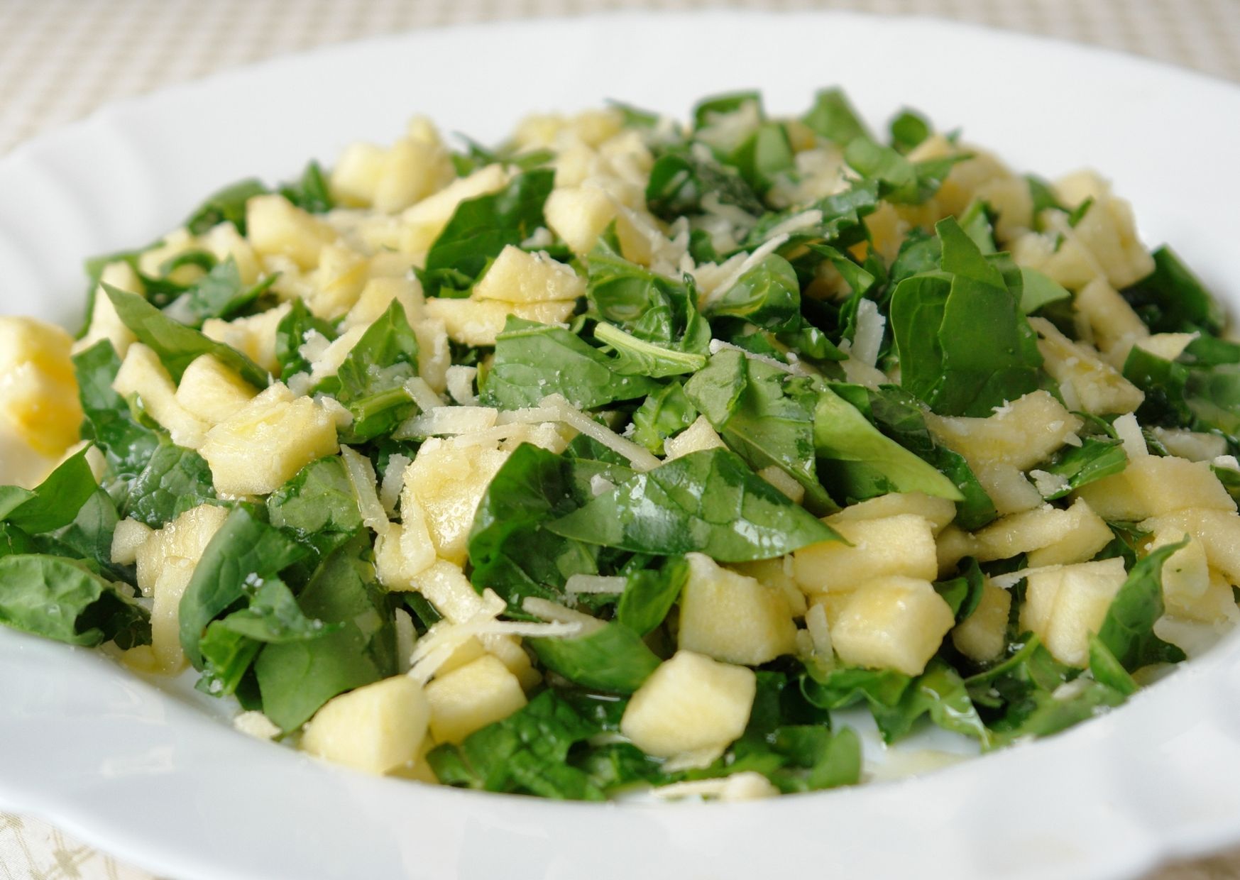 Ensalada de papas, huevos y perejil picado