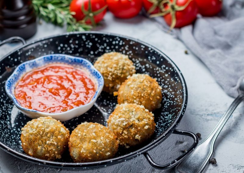 Croquetitas de mortadela y salsa de tomate