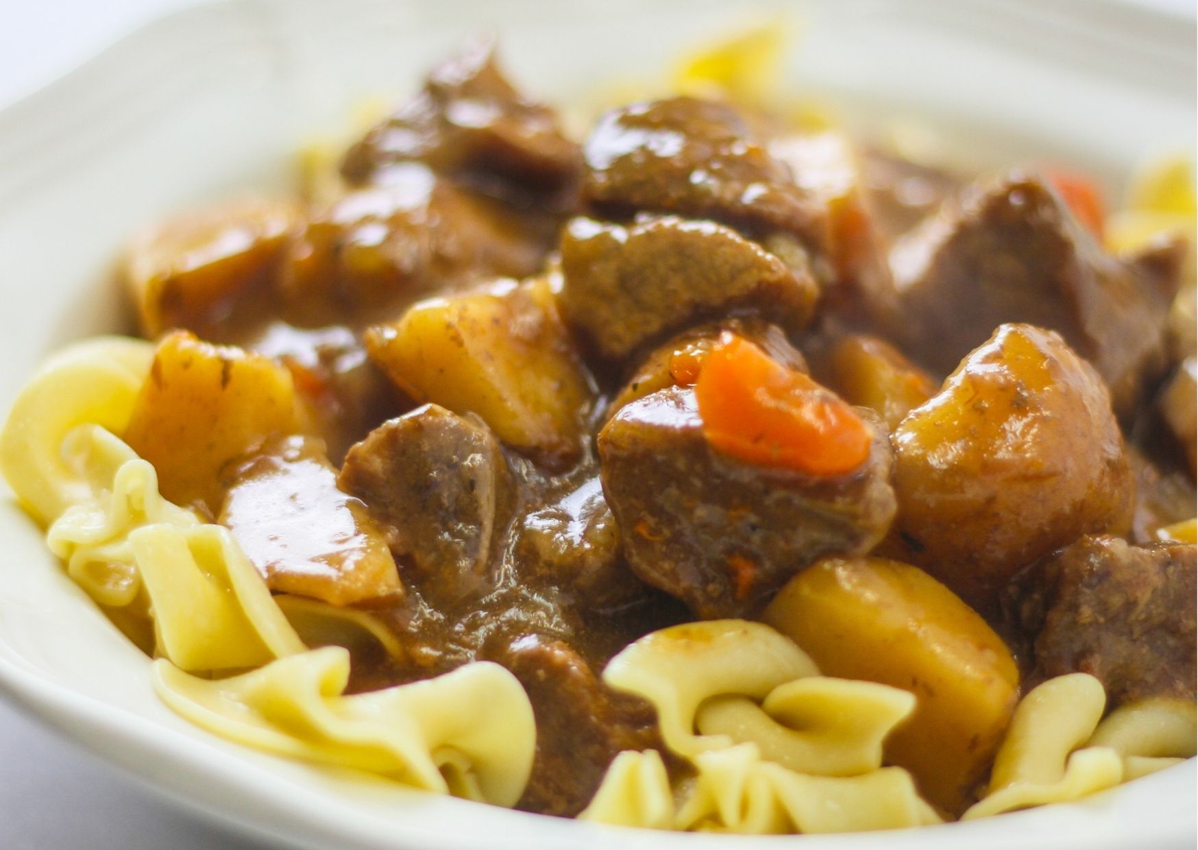 Guiso de carne con fideos