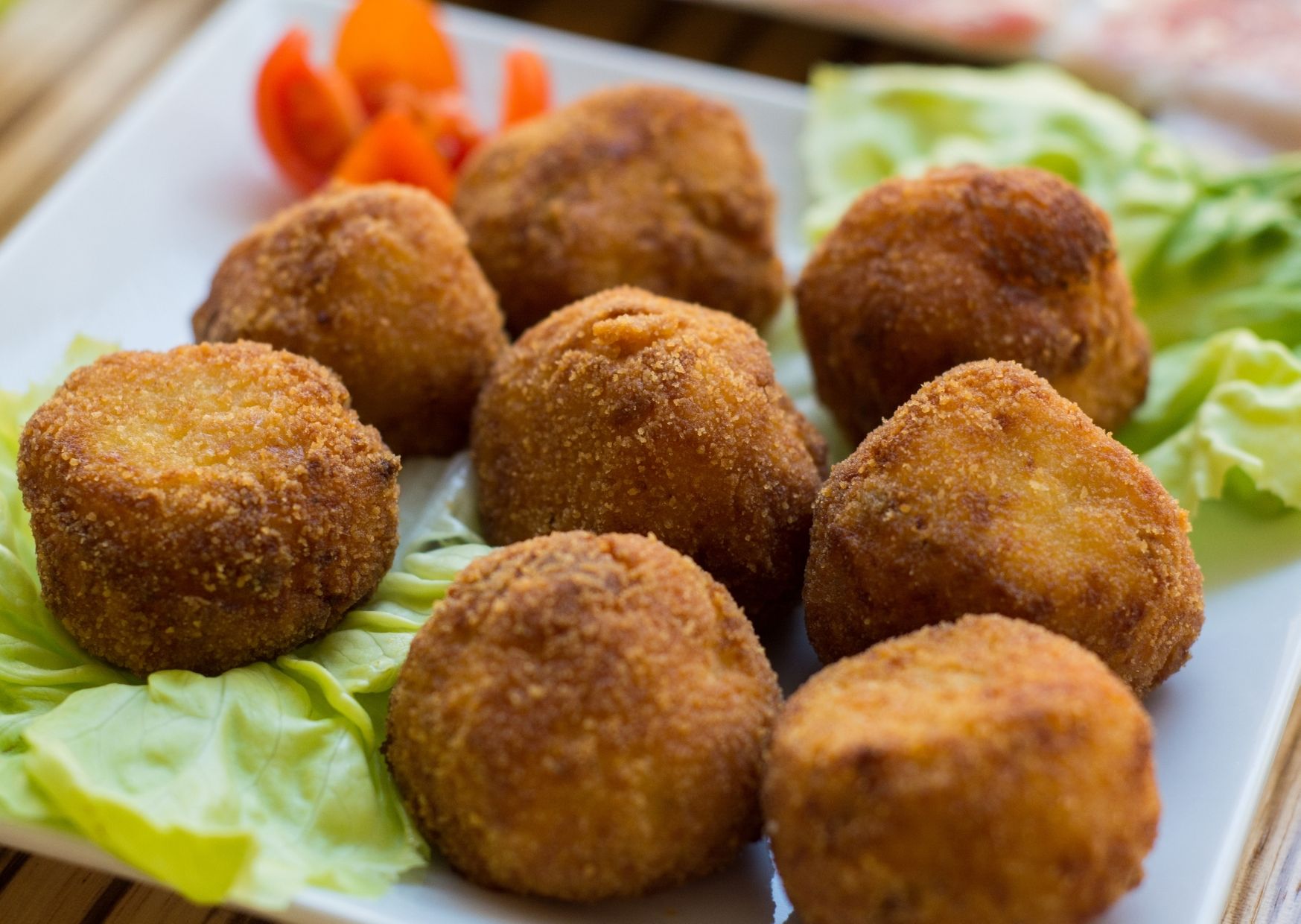 Croquetas de papas, salchichas y mozzarella