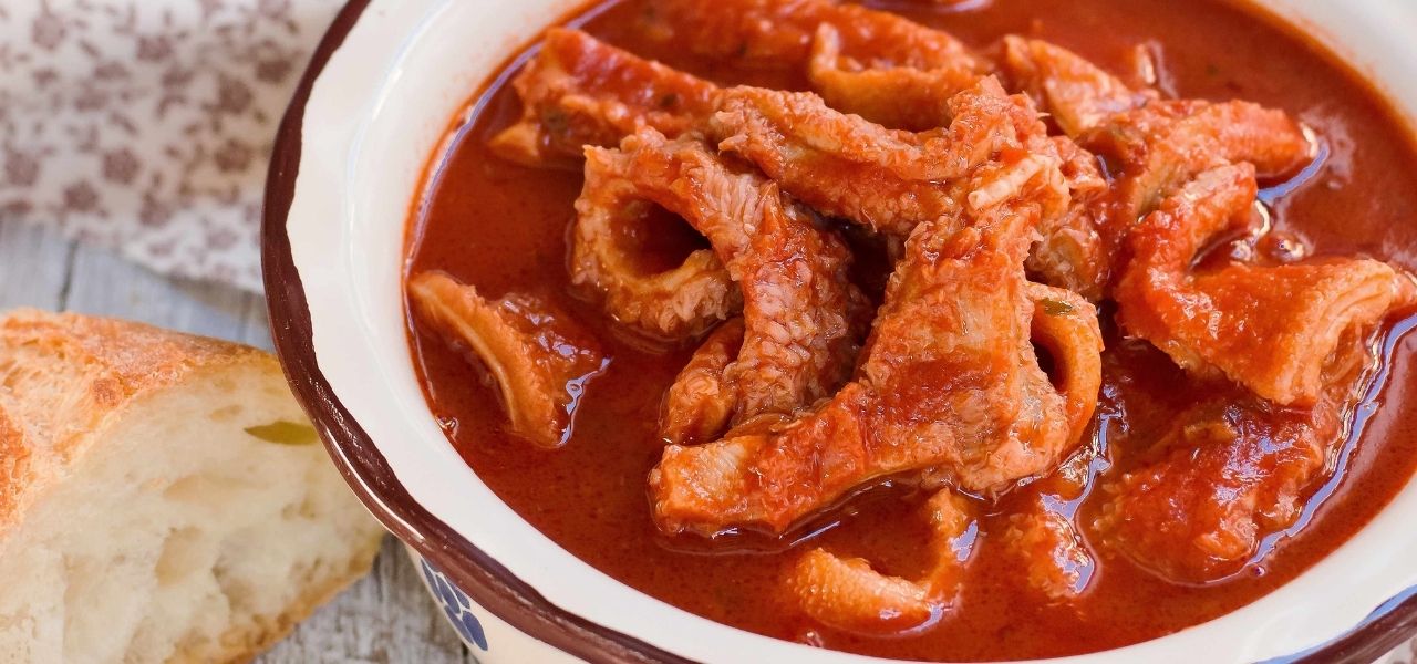 Mondongo (callos, tripa) con salsa de tomate