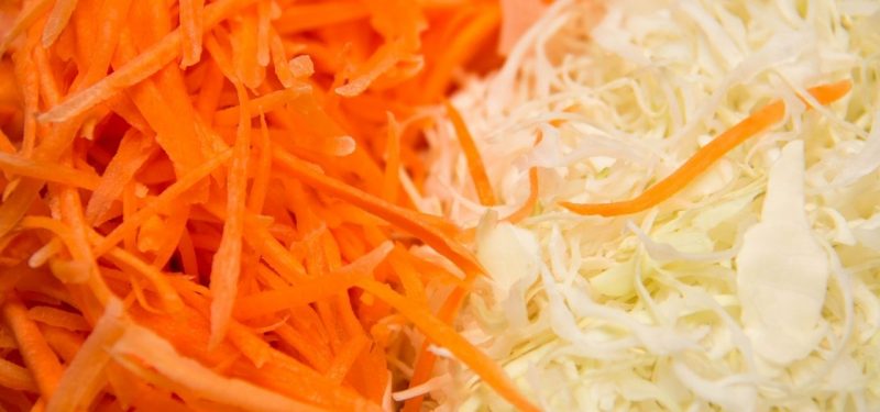 Ensalada sencilla de repollo y zanahorias