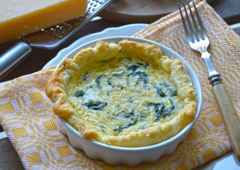 Tarta de espinaca y seso envuelta en salsa blanca